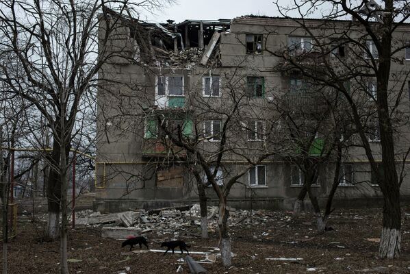 Vivir en medio de las ruinas en Donbás - Sputnik Mundo