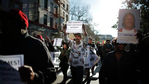 People walk down skid row in protest against the killing of a homeless man by police in Los Angeles, California March 3, - Sputnik Mundo