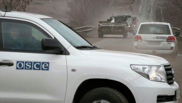 Vehicles of Special Monitoring Mission of the Organization for Security and Cooperation (OSCE) to Ukraine are seen near Debaltseve, eastern Ukraine, February 20, 2015. - Sputnik Mundo