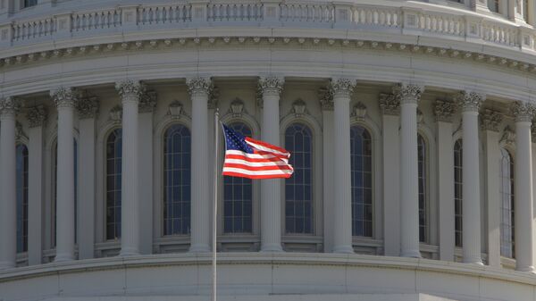 Bandera estadounidense frente al Capitolio de EEUU en Washington - Sputnik Mundo