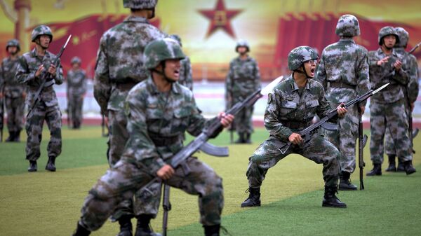Chinese People's Liberation Army cadets shout as they take part in a bayonet drills at the PLA's Armoured Forces Engineering Academy Base, on the outskirt of Beijing, China - Sputnik Mundo