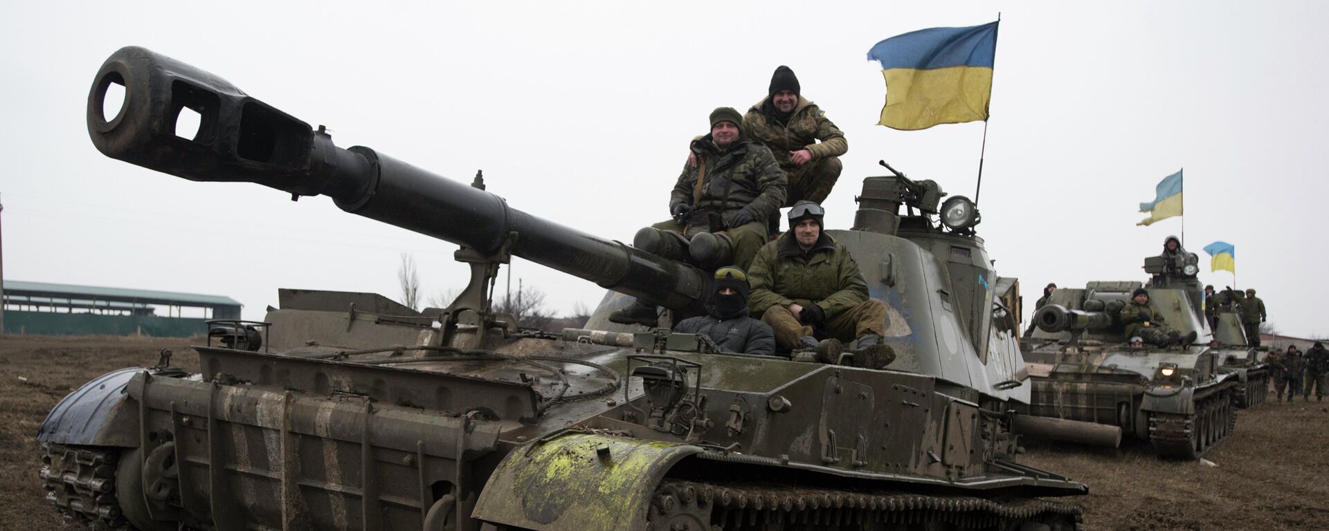 Ukrainian servicemen ride atop armored vehicles on the outskirts of Donetsk, Ukraine, Wednesday, March 4, 2015 - Sputnik Mundo, 1920, 21.02.2022