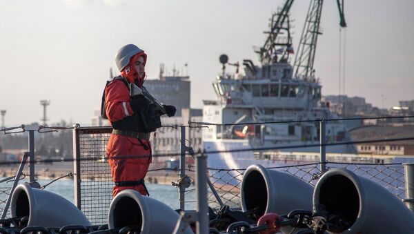 Soldado monta guardia en la fragata turca Turgutreis - Sputnik Mundo