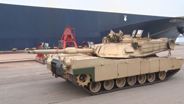 Militares de EEUU descargan tanques Abrams y blindados M2A3 Bradley en el puerto de Riga - Sputnik Mundo