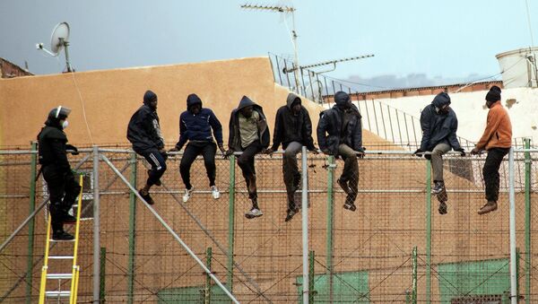 Inmigrantes ilegales saltan la valla de Melilla - Sputnik Mundo