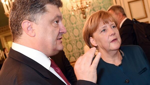 Presidente de Ucrania, Petró Poroshenko y canciller de Alemania, Angela Merkel (archivo) - Sputnik Mundo