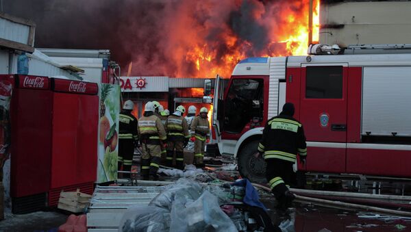 Firefighters extinguish a fire at a shopping mall in Kazan - Sputnik Mundo