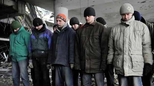 Prisioneros de guerra de las Fuerzas de Seguridad de Ucrania en el aeropuerto de Donetsk - Sputnik Mundo