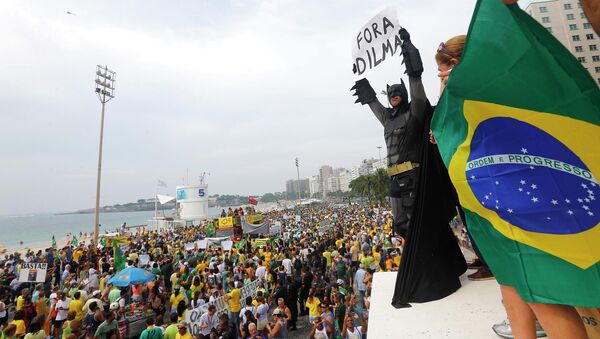 Manifestantes protestan contra el gobierno de Dilma Rousseff - Sputnik Mundo