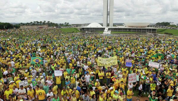Dilma Rousseff cree que las manifestaciones refuerzan la fortaleza democrática de Brasil - Sputnik Mundo