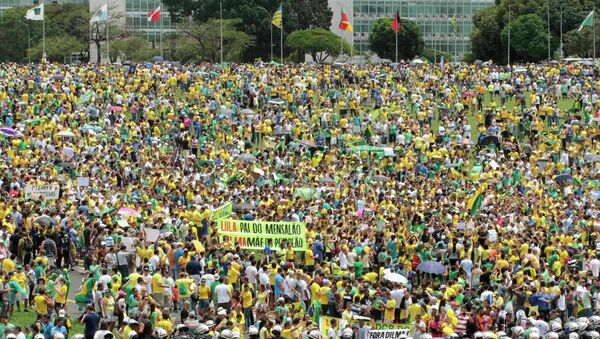 Demonstrators take part in a protest against Brazil's President Dilma Rousseff in Brasilia March 15, 2015 - Sputnik Mundo