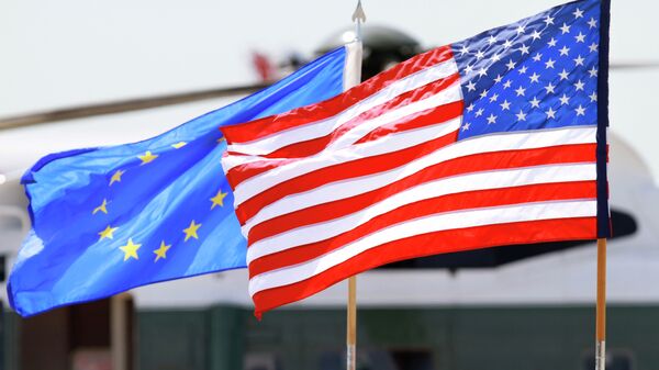 Banderas de la UE y de EEUU - Sputnik Mundo