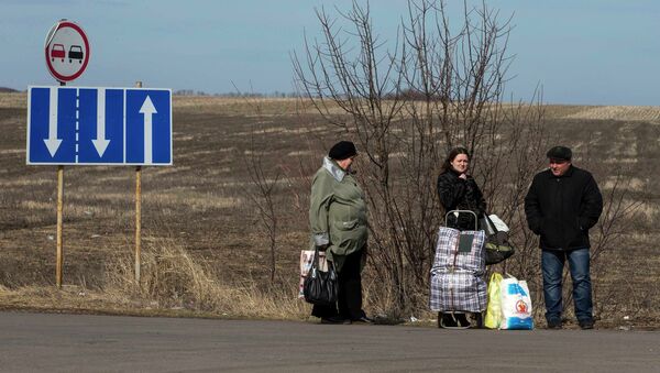 Gente está de pie cerca de frontera entre Ucrania y Rusia - Sputnik Mundo