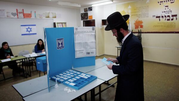 An ultra-Orthodox Jewish man casts his ballot at a polling station in Jerusalem March 17, 2015 - Sputnik Mundo