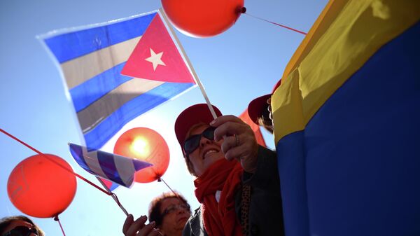 Los rusos con las banderas de Cuba y Venezuela durante las celebraciones del Día del Trabajo el 1 de mayo en el centro de Moscú - Sputnik Mundo