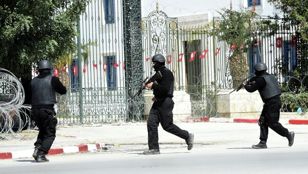 Tunisian security forces secure the area after gunmen attacked Tunis' famed Bardo Museum on March 18, 2015 - Sputnik Mundo