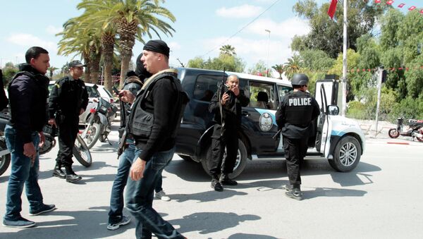 Police officers stand outside parliament in Tunis March 18, 2015 - Sputnik Mundo