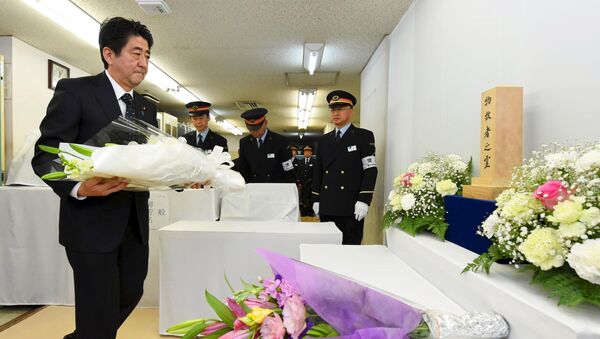 Primer ministro de Japón, Shinzo Abe, rinde homenaje a las víctimas del atentado en el metro de Tokio - Sputnik Mundo