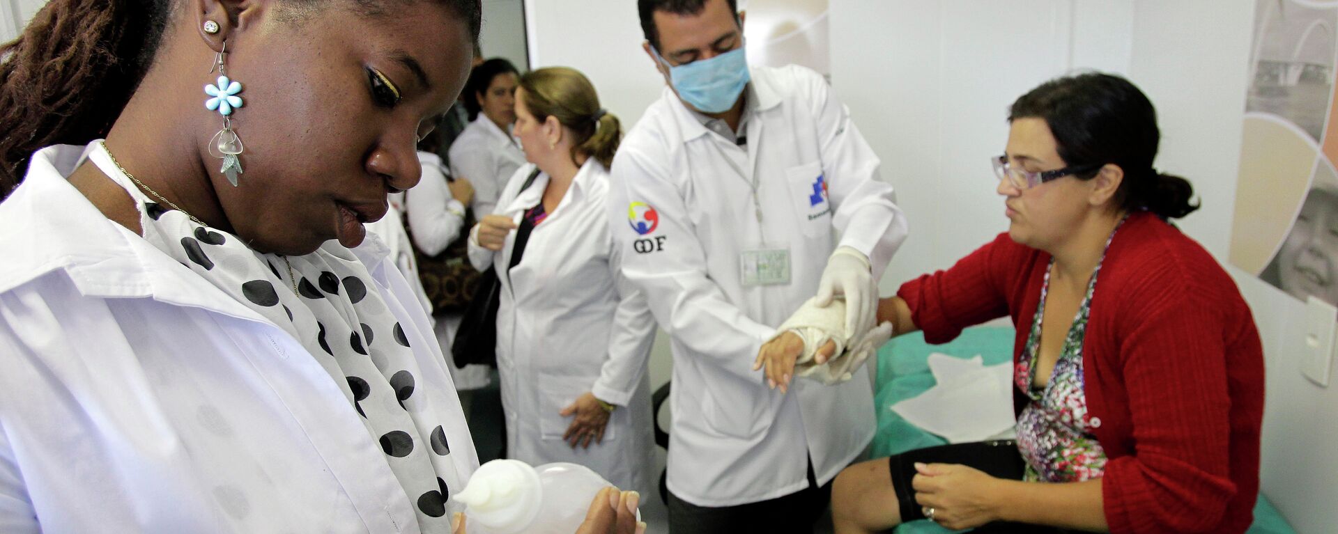 Dr. Yocelin Macias of Cuban, reads a label, during a training session at a health clinic in Brasilia, Brazil, Friday, Aug. 30, 2013 - Sputnik Mundo, 1920, 26.07.2021