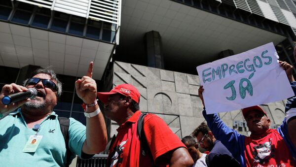 Workers protest against layoffs at the state-run oil company Petrobras - Sputnik Mundo