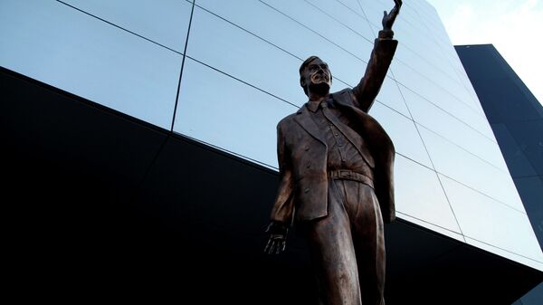 La estatua de Néstor Kirchner en la sede de la UNASUR - Sputnik Mundo