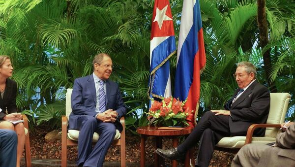 Serguéi Lavrov con Raúl Castro durante su visita a Cuba - Sputnik Mundo