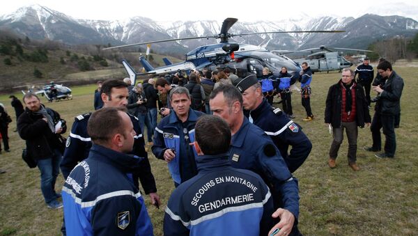 Rescue workers and gendarme gather in Seyne-les-Alpes - Sputnik Mundo