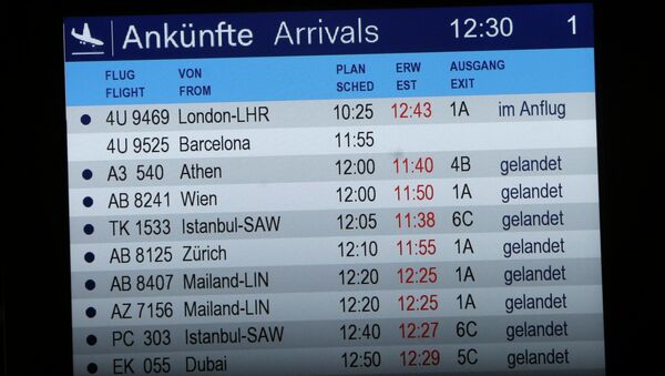 The arrivals board shows flight 4U 9525 without a status - Sputnik Mundo