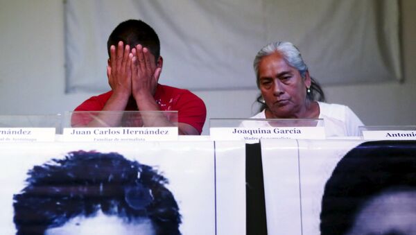 Familiares de los estudiantes desaparecidos en Ayotzinapa - Sputnik Mundo