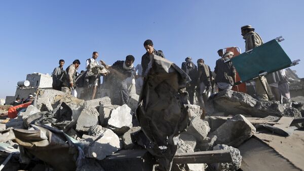 People search for survivors under the rubble of houses destroyed by an air strike near Sanaa Airport March 26, 2015. - Sputnik Mundo