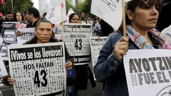 Relatives take part in a march calling for justice for 43 missing students, on the six-month anniversary of their disappearance, in Mexico City, March 26, 2015. - Sputnik Mundo