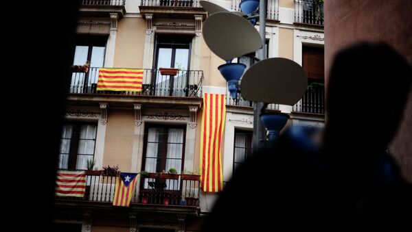 Banderas de Cataluña se muestran en el balcón en Barcelona - Sputnik Mundo