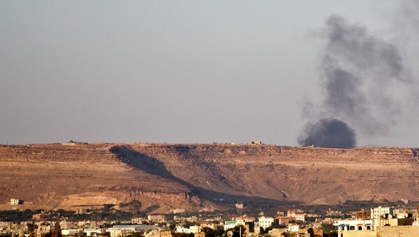 Smoke rises from an area due to Saudi-led airstrikes in Sanaa - Sputnik Mundo