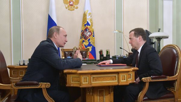 Presidente de Rusia, Vladímir Putin y primer ministro Dmitri Medvédev - Sputnik Mundo