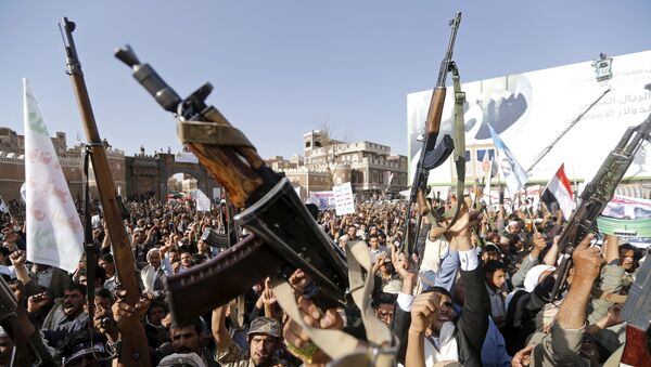 Followers of the Houthi group demonstrate against the Saudi-led air strikes on Yemen in Sanaa April 1, 2015. - Sputnik Mundo