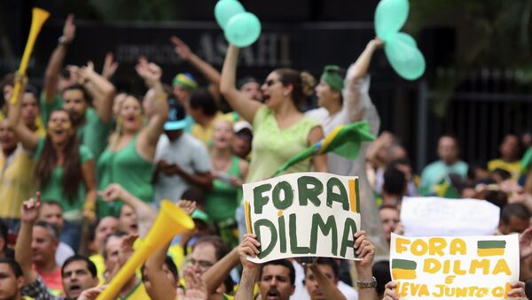 Demonstrators hold banners and chants slogans during a protest against Brazil's President Dilma Rousseff at Paulista avenue in Sao Paulo March 15, 2015. - Sputnik Mundo