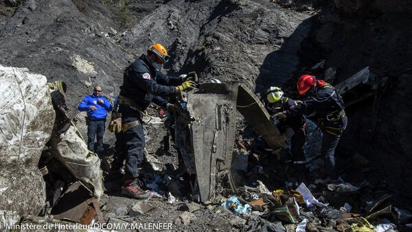 Rescatistas franceses inspeccionan los restos del A320 Germanwings Airbus en el lugar del accidente - Sputnik Mundo