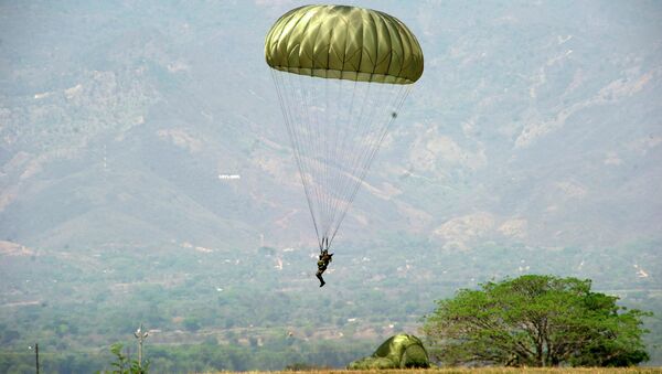 Un paracaidista hondureño (archivo) - Sputnik Mundo