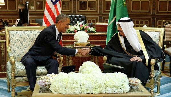 U.S. President Barack Obama (L) shakes hands with Saudi Arabia's King Salman at the start of a bilateral meeting at Erga Palace in Riyadh January 27, 2015. - Sputnik Mundo