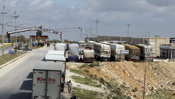 Truck drivers wait with their vehicles at the closed main Jaber border crossing to Syria, in the Jordanian city of Mafraq, April 2, 2015. - Sputnik Mundo