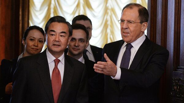 Wang Yi, ministro de Asuntos Exteriores de China, y Serguéi Lavrov, ministro de Asuntos Exteriores de Rusia - Sputnik Mundo