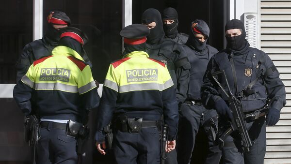 Policia catalana durante la operación contra el yihadismo en Sabadell. 8 de abril de 2015 - Sputnik Mundo