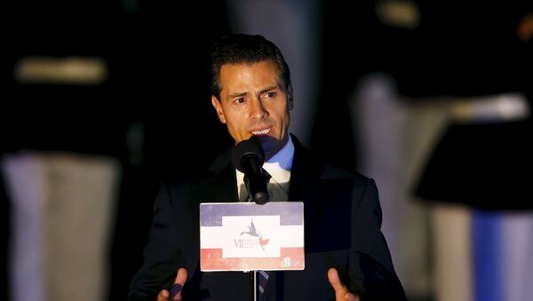 Mexico's President Enrique Pena Nieto addresses the media after arriving in Panama City April 9, 2015. - Sputnik Mundo