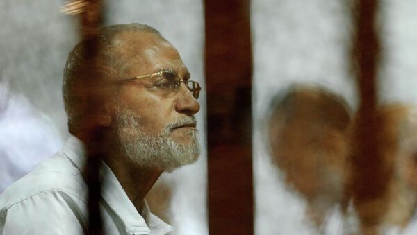 Leader of Egypt's Muslim Brotherhood Mohammed Badie sits inside a defendants cage during his trial in Cairo, Egypt, Wednesday, April 30, 2014 - Sputnik Mundo