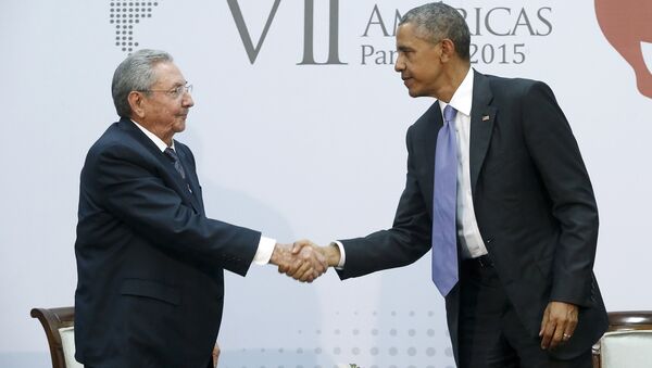 U.S. President Barack Obama shakes hands with Cuba's President Raul Castro as they hold a bilateral meeting during the Summit of the Americas in Panama City - Sputnik Mundo