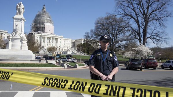 Police guard the U.S. Capitol grounds after a shooting took place - Sputnik Mundo