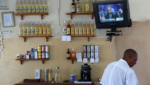 A worker tends bar in Havana, Cuba - Sputnik Mundo