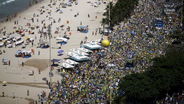 Manifestación antigubernamental en la playa de Copacabana - Sputnik Mundo