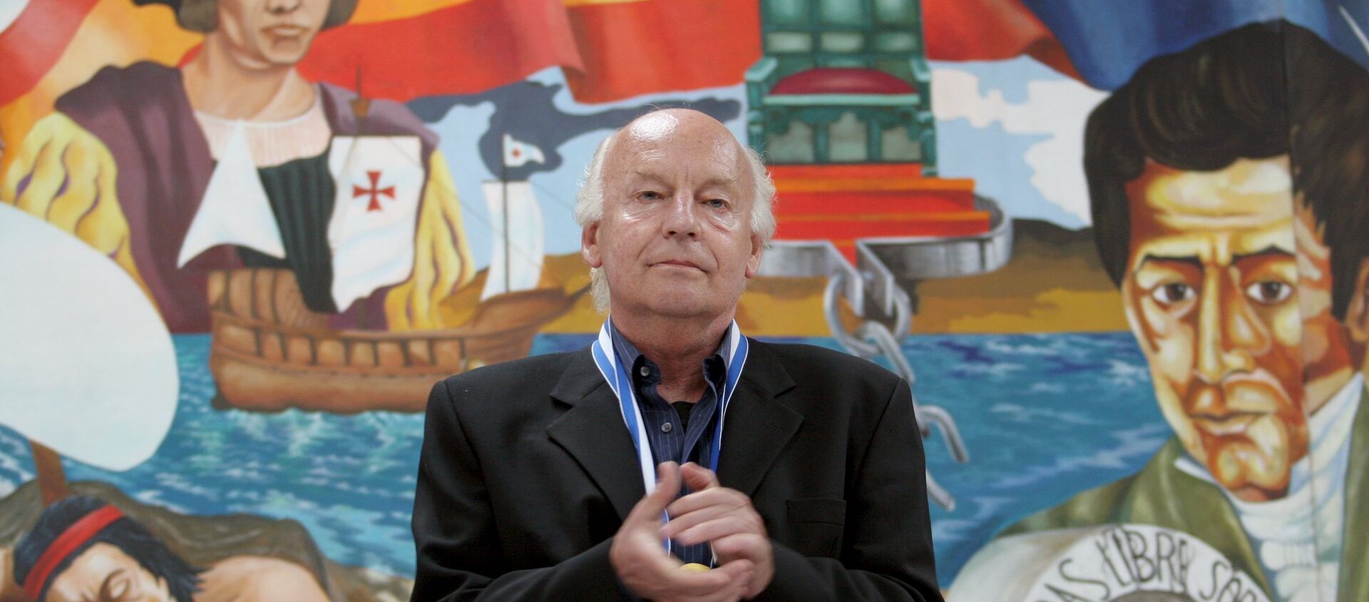 Uruguayan essayist, journalist and historian Eduardo Galeano acknowledges applause at the end of his speech at the National Pedagogical University in Tegucigalpa, in this October 3, 2005 file picture. - Sputnik Mundo, 1920, 03.09.2020