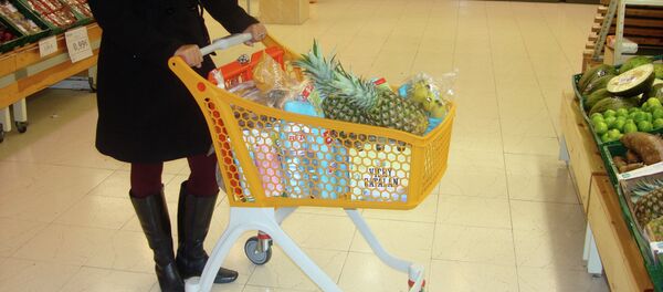 Carrito de supermercado de plástico con compra llevado por una mujer Carrito de supermercado de plástico con compra llevado por una mujer - Sputnik Mundo